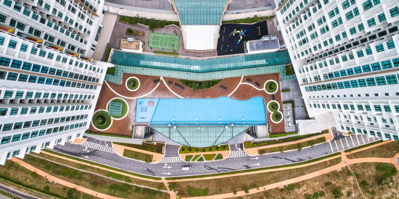 Mercure Living ปุตราจายา ภายนอก รูปภาพ Aerial view of the pool