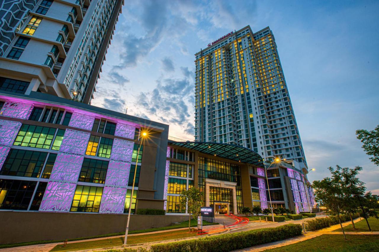 Mercure Living ปุตราจายา ภายนอก รูปภาพ The light and sound show at the main entrance of the complex