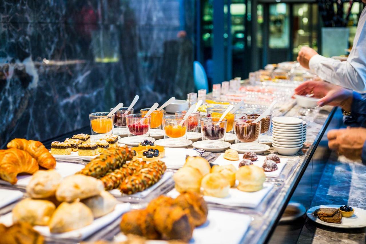 Mercure Living ปุตราจายา ภายนอก รูปภาพ A buffet at a hotel